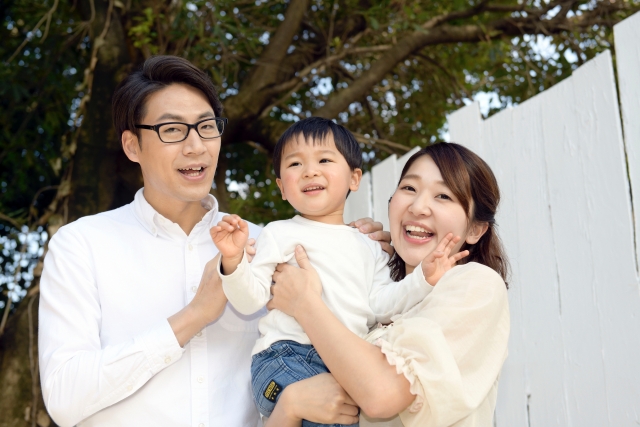 笑顔の3人家族